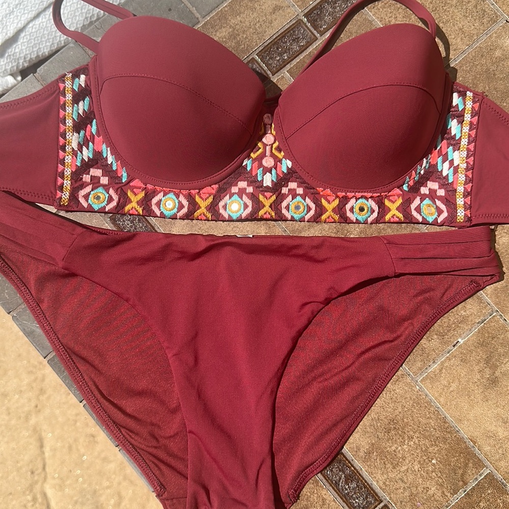 OYSHO 36C bikini set has Beatiful embroidery pattern on it